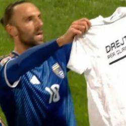 Kosova'yı galibiyete taşıyan Vedat Muriqi gol sevinciyle g&uuml;ndem oldu! UEFA ceza verebilir