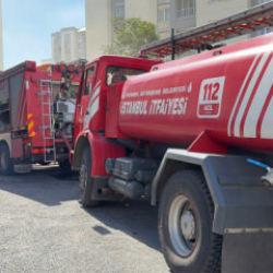 K&uuml;&ccedil;&uuml;k&ccedil;ekmece&rsquo;de elektrikli otomobil alev alev yandı! Bina tahliye edildi