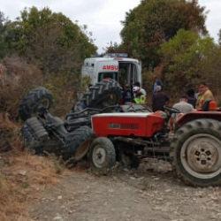 Manisa'da y&uuml;rek yakan kaza: Trakt&ouml;r devrildi, 2 &ouml;l&uuml;, 3 yaralı var