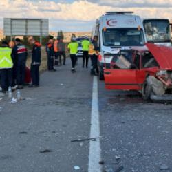 Otomobil TIR'a arkadan &ccedil;arptı: 2&rsquo;si &ccedil;ocuk 6 yaralı