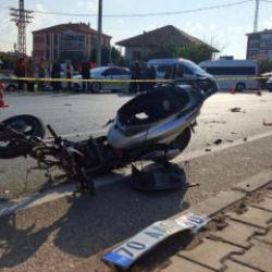 Otomobille &ccedil;arpışan elektrikli bisikletin s&uuml;r&uuml;c&uuml;s&uuml; liseli ağır yaralandı