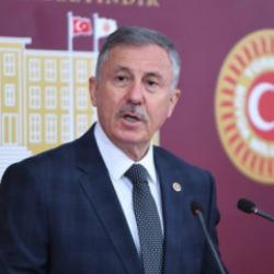 &Ouml;zdağ'dan Davutoğlu'na sert s&ouml;zler: D&uuml;kkan kapatır gibi parti kapattı