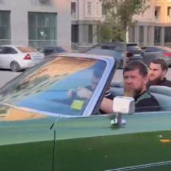 Sandıktan zaferle &ccedil;ıkan &Ccedil;e&ccedil;en lider Kadirov Grozni'de Cadillac ile zafer turu attı