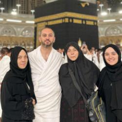 Umre i&ccedil;in gittiler, 8 aydır T&uuml;rkiye&rsquo;ye d&ouml;nemiyorlar! Kabe&rsquo;deki olay hayatlarını değiştirdi