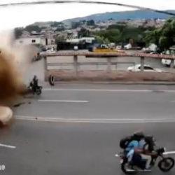 Yeraltı su borusu bomba gibi patladı