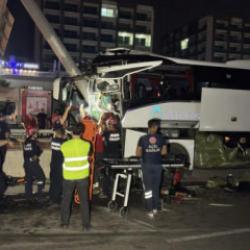 Feci kaza: Yolcu otob&uuml;s&uuml; direğe &ccedil;arptı! 