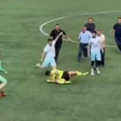 Bayburt'ta lin&ccedil; girişimi: Sahanın ortasında hakemi tekme tokat d&ouml;vd&uuml;ler!
