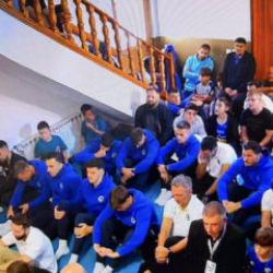 Kritik ma&ccedil; &ouml;ncesi t&uuml;m milli takım cuma namazına gitti