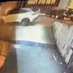Beylikd&uuml;z&uuml;'nde feci kaza: Kontrolden &ccedil;ıkan otomobil d&uuml;kkana daldı!