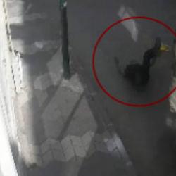 Kamyonetin kasasında seyahat eden şahıs yaralandı