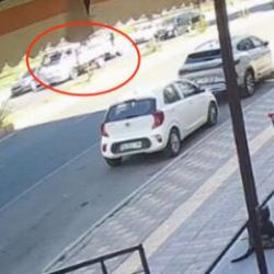 A&ccedil;ılan kapıya &ccedil;arpıp yola savrulan motosikletli, kamyonetin altında can verdi