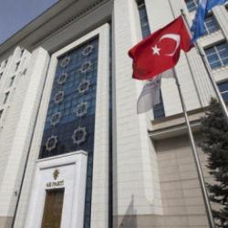 AK Parti'den 'T&uuml;rkiye Y&uuml;zyılı' a&ccedil;ıklaması! &Ouml;zg&uuml;r &Ouml;zel'e cevap: &Ccedil;apsız bir muhalefetin işi 