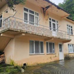 Artvin'de anlaması g&uuml;&ccedil; olay! 35 yıllık evin altından fışkırıyor 