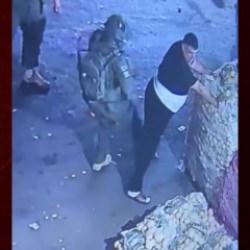  Batı Şeria'da pazara baskın d&uuml;zenleyen İsrail askerlerinden Filistinli iş&ccedil;ilere darp