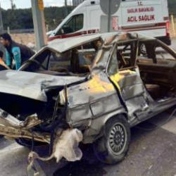 &Ccedil;anakkale&rsquo;de otob&uuml;s ile otomobilin &ccedil;arpıştı: 2 &ouml;l&uuml;
