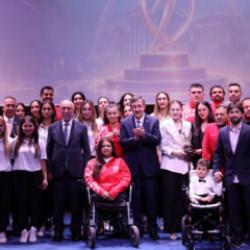 Cevdet Yılmaz'dan milli sporculara b&uuml;y&uuml;k &ouml;vg&uuml;! 'Sizler ger&ccedil;ek kahramanlarsınız'