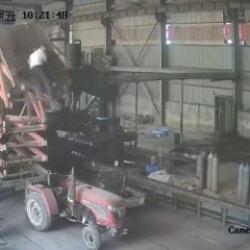 &Ccedil;in'de fabrikada korkun&ccedil; kaza: İki iş&ccedil;i forkliftten d&uuml;şt&uuml;!