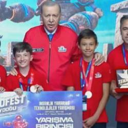 &Ccedil;orumlu &ouml;ğrenciler &ouml;d&uuml;l&uuml;n&uuml; Cumhurbaşkanı Erdoğan'ın elinden aldı