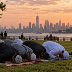 Milyonlarca M&uuml;sl&uuml;manı ilgilendiren karar! İki dini bayram resmi tatil ilan edildi