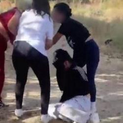 Denizli'de akran zorbalığı! Ortaokul &ouml;ğrencisini d&ouml;v&uuml;p o anları kayda aldılar