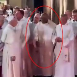 Eli havada kaldı! Papa 14. Leo Fransa ziyaretinde siyahi rahibi g&ouml;rmezden geldi