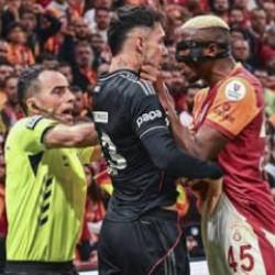 Emirhan - Osimhen pozisyonunun yazışmaları iddiası: Kırmızı kart ama vermedi hakemimiz!