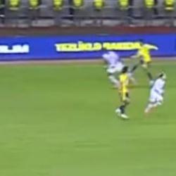 Fenerbah&ccedil;e kırmızı kart g&ouml;rd&uuml;! Ma&ccedil; 11'e 11 devam etti