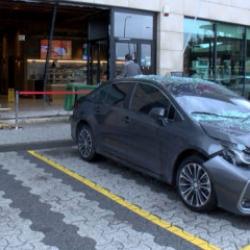 Gaz ile freni karıştırdı: &Ouml;n&uuml;ndeki ara&ccedil;la birlikte kafeye girdi