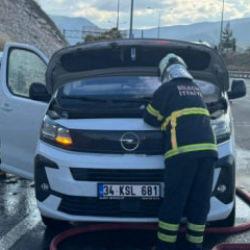 Hareket halindeki ticari ara&ccedil; alev alev yandı