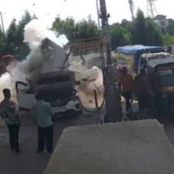  Hindistan'da dolum yapan CNG'li ara&ccedil; patladı: 2 yaralı