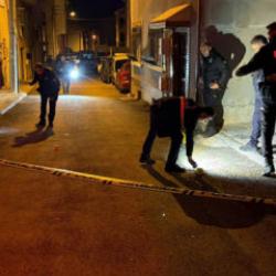 Husumetlisini evinin &ouml;n&uuml;nde pusu kurup silahla yaraladı