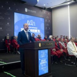 İbn Haldun &Uuml;niversitesi'nde yeni akademik yıl heyecanı: "&Ccedil;ınar ekmeye &ccedil;alışıyoruz"