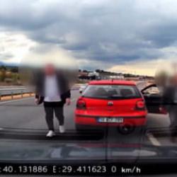  Otomobilin &ouml;n&uuml;n&uuml; kesen magandaları polis affetmedi rekor ceza kesildi