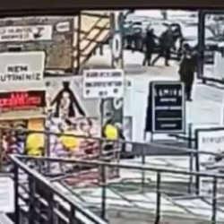 Kadık&ouml;y'de inşaatın dış koruma kaplamasının yayaların &uuml;zerine devrildi! Dehşet kamerada