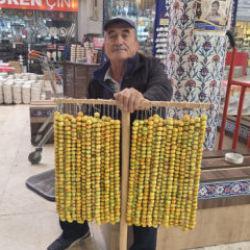 K&uuml;tahya'da dağlardan toplanan alı&ccedil; tezgahlardaki yerini aldı