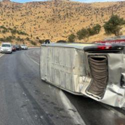 Mardin&rsquo;de minib&uuml;s devrildi: Yaralılar var