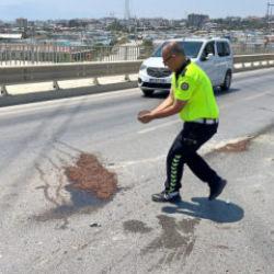 Hatay'da trafik polisinin hareketi takdir topladı