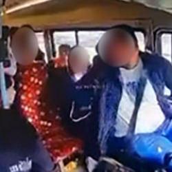 Minib&uuml;s şof&ouml;r&uuml;, yolcularla konuşurken kaza yaptı