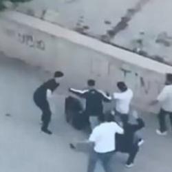 Elazığ'da acımasız darp kamerada: Araya aldıkları şahsı topluca tekmelediler