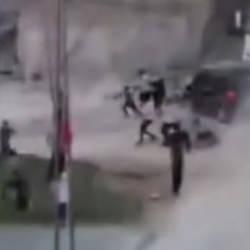 Gaziantep'te dehşete d&uuml;ş&uuml;ren g&ouml;r&uuml;nt&uuml;ler: Kavgada aracını kalabalığın &uuml;zerine s&uuml;rd&uuml;!
