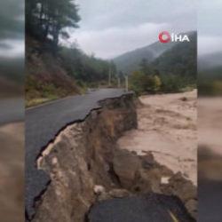 Sakarya'da kuvvetli sağanak: Yollar kapandı, evleri su bastı!