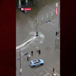 Sel felaketi eğlenceye d&ouml;n&uuml;şt&uuml;: Tayland sokaklarında jet ski şovu