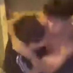 Sokak ortasında yumruklu d&uuml;ello: Arkadaşları ayırmak yerine ateşe k&ouml;r&uuml;kle gitti