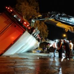 Tır, kırmızı ışıkta bekleyen otomobile &ccedil;arptı, durağa devrildi: 2 kişi feci şekilde &ouml;ld&uuml;