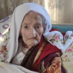Torununun torununu g&ouml;rd&uuml;! Salli ninenin yaşını &ouml;ğrenen maşallah diyor