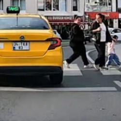 Trafikte taksi ter&ouml;r&uuml; kamerada: Yaya ge&ccedil;idindeki &ccedil;ocuğu bile hi&ccedil;e saydı