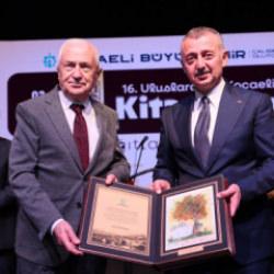 T&uuml;rkiye&rsquo;de sadece Kocaeli yapıyor; Ağa&ccedil;lar kitap a&ccedil;tı