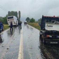 Yolcu otob&uuml;s&uuml;, kamyonete &ccedil;arptı: Yaralılar var