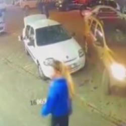 81'lik s&uuml;r&uuml;c&uuml; park edecekken aracıyla markete girdi: Kaldırımdaki yaya kıl payı kurtuldu
