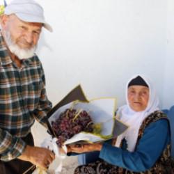 &Ouml;zg&uuml;n hediye dedikleri bu olsa gerek! 58 yıllık hanımına her doğum g&uuml;n&uuml;nde &uuml;z&uuml;m veriyor
